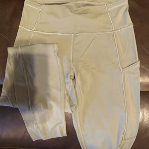 Beautiful sage green fast and free 7/8 no reflective dots size 8